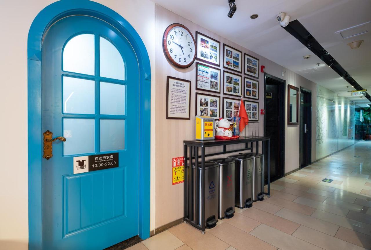 בייג'ינג Spring Time Hostel--Nearby Tiananmen Square & Forbidden City & Wangfujing Street & Line 5,6 Subway Nearby,Free Wifi מראה חיצוני תמונה